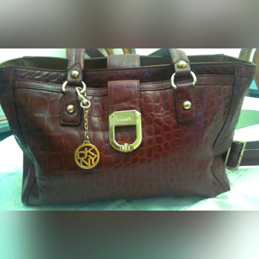LIKE NEW 100% LEATHER PURSE/ BAG BY DKNY LARGE SZ. DEEP BURGUNDY CROC. EMBOSSED - Picture 4 of 15
